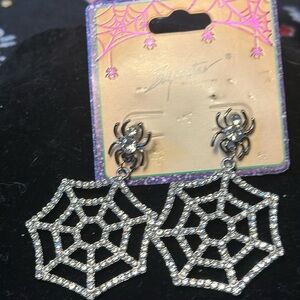 Halloween pierced earrings The top is a silver spider with two rhinestones.​